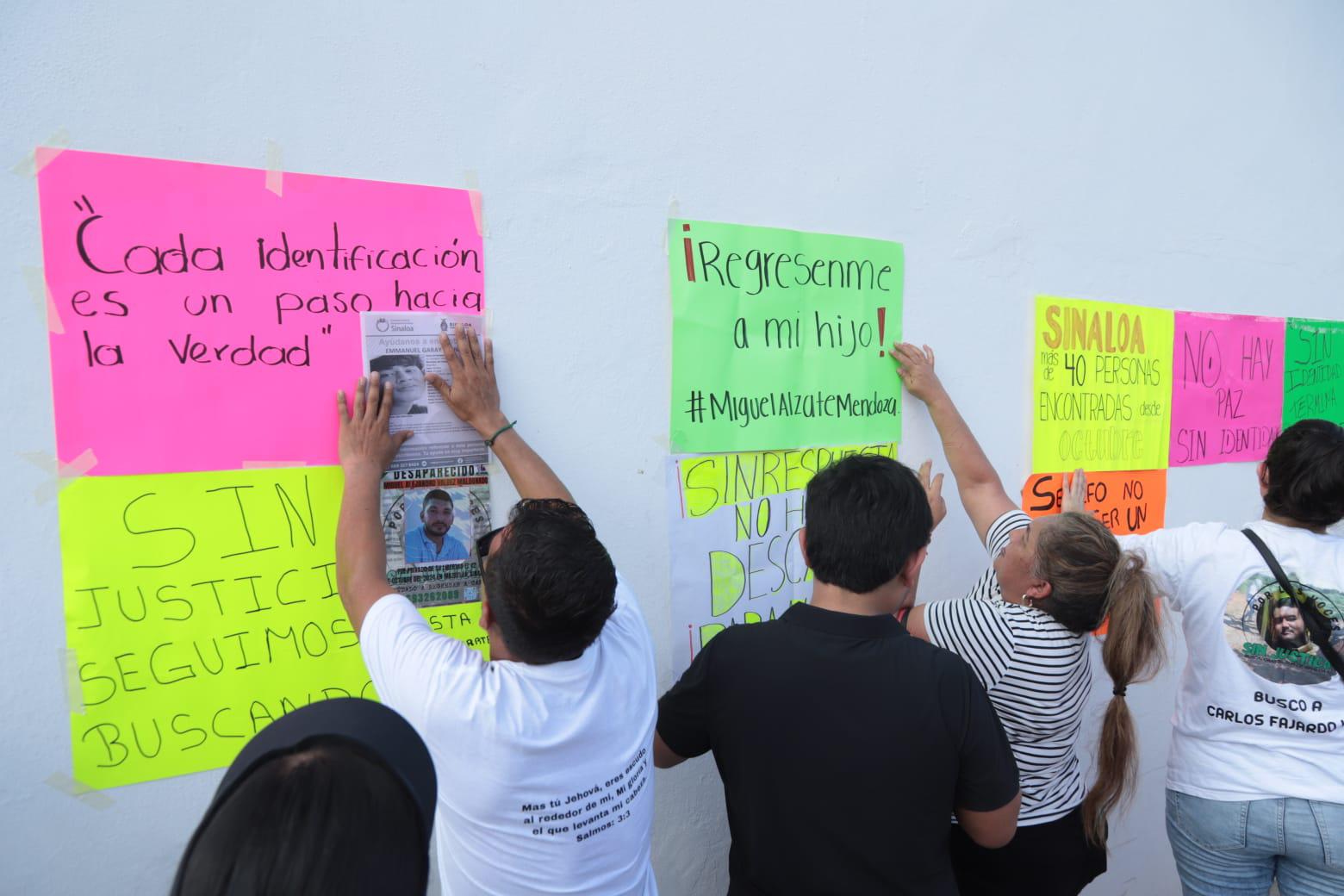 $!Familias colocan azulejos y fichas de búsqueda en la Fiscalía por los desaparecidos en Mazatlán