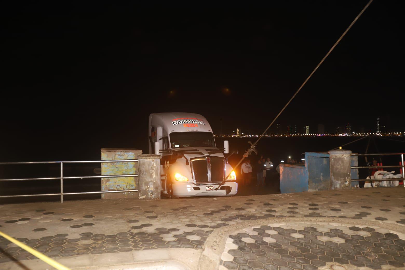 $!Se atora tráiler en la arena de Playa Norte, en Mazatlán