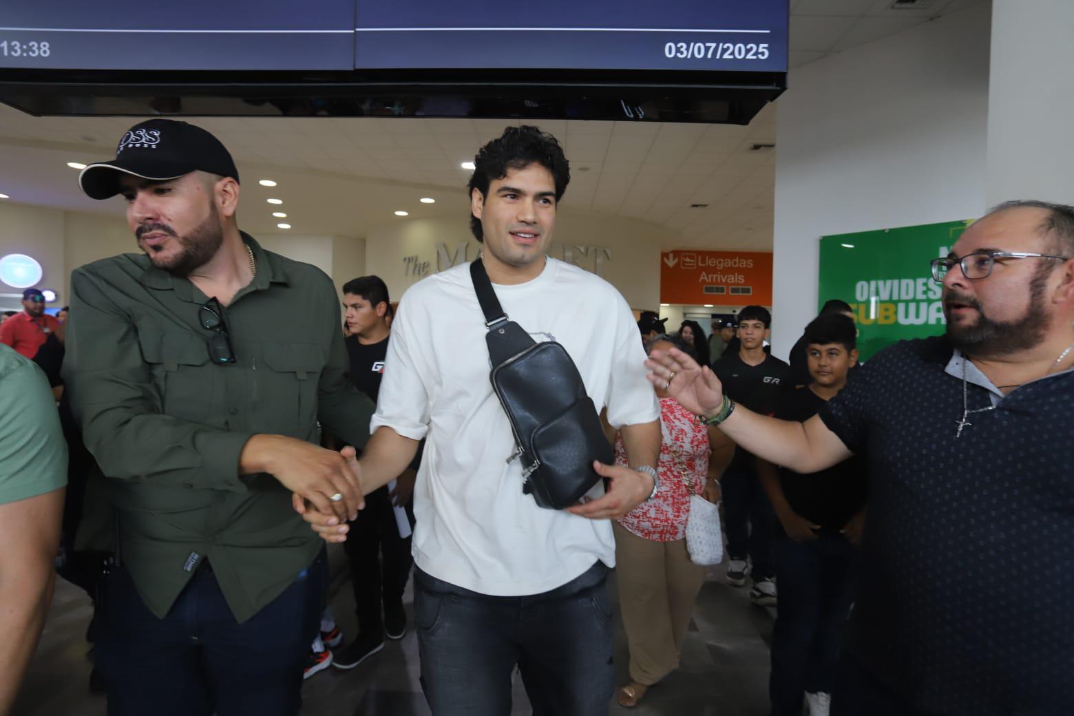 $!Con música de banda y muestras de cariño reciben al ‘Zurdo’ Ramírez en Mazatlán