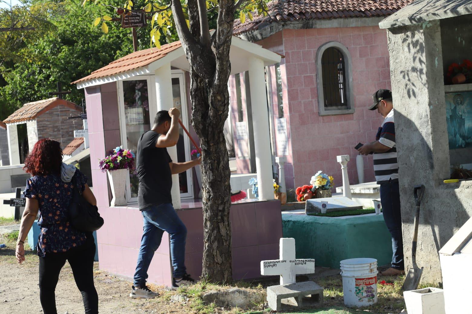 $!Tradición y nostalgia marcan la jornada del Día de Todos los Santos en Mazatlán