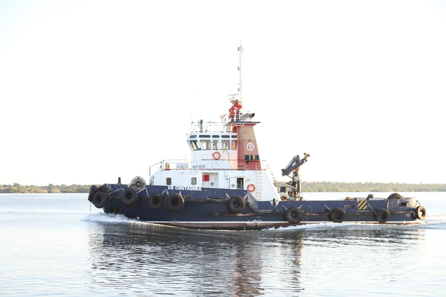 $!Se incendia barco atunero en los muelles cercanos a la zona del Parque Bonfil, en Mazatlán