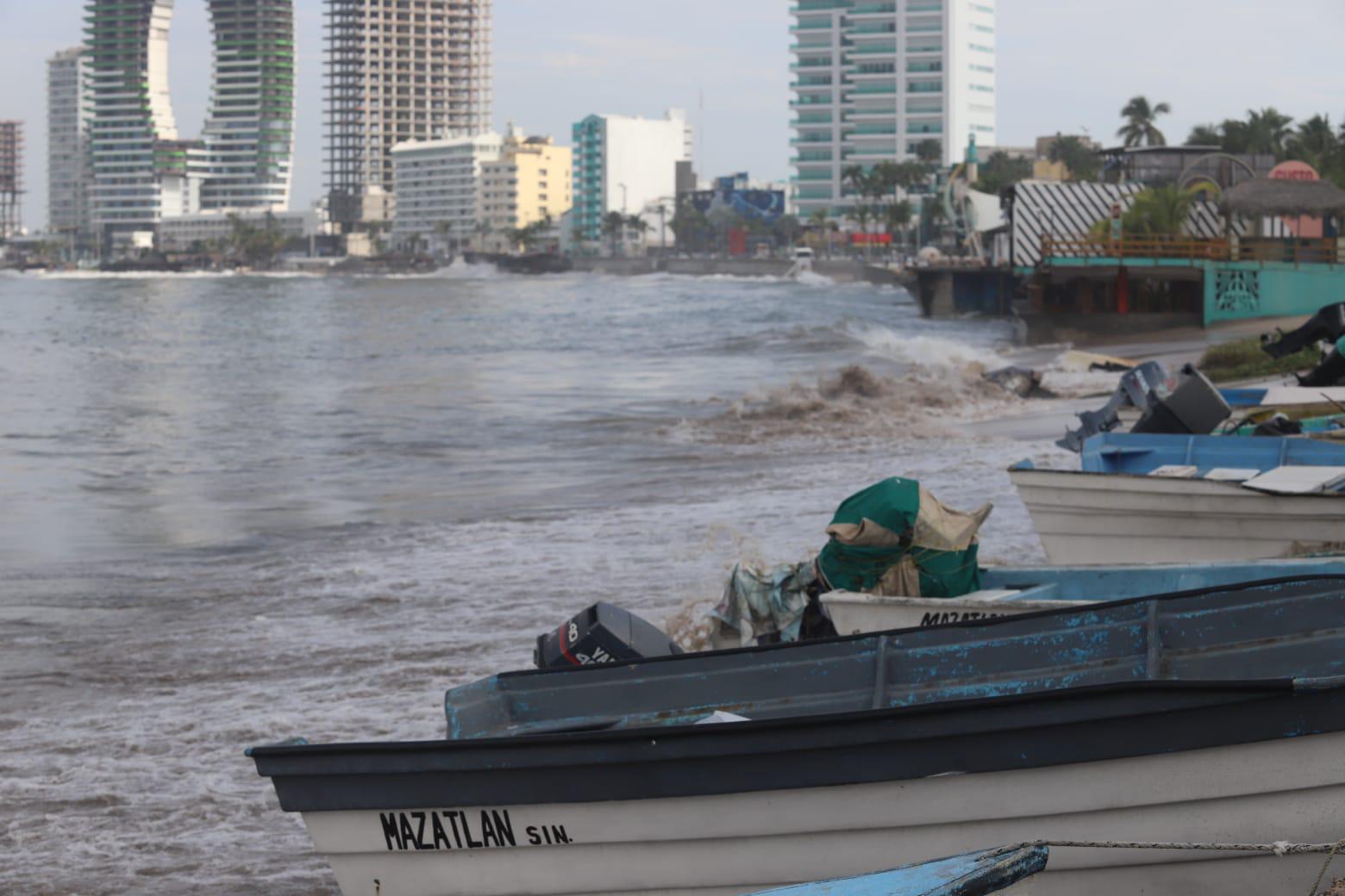$!Registran playas de Mazatlán fuerte oleaje y obliga a resguardar pangas y mobiliario