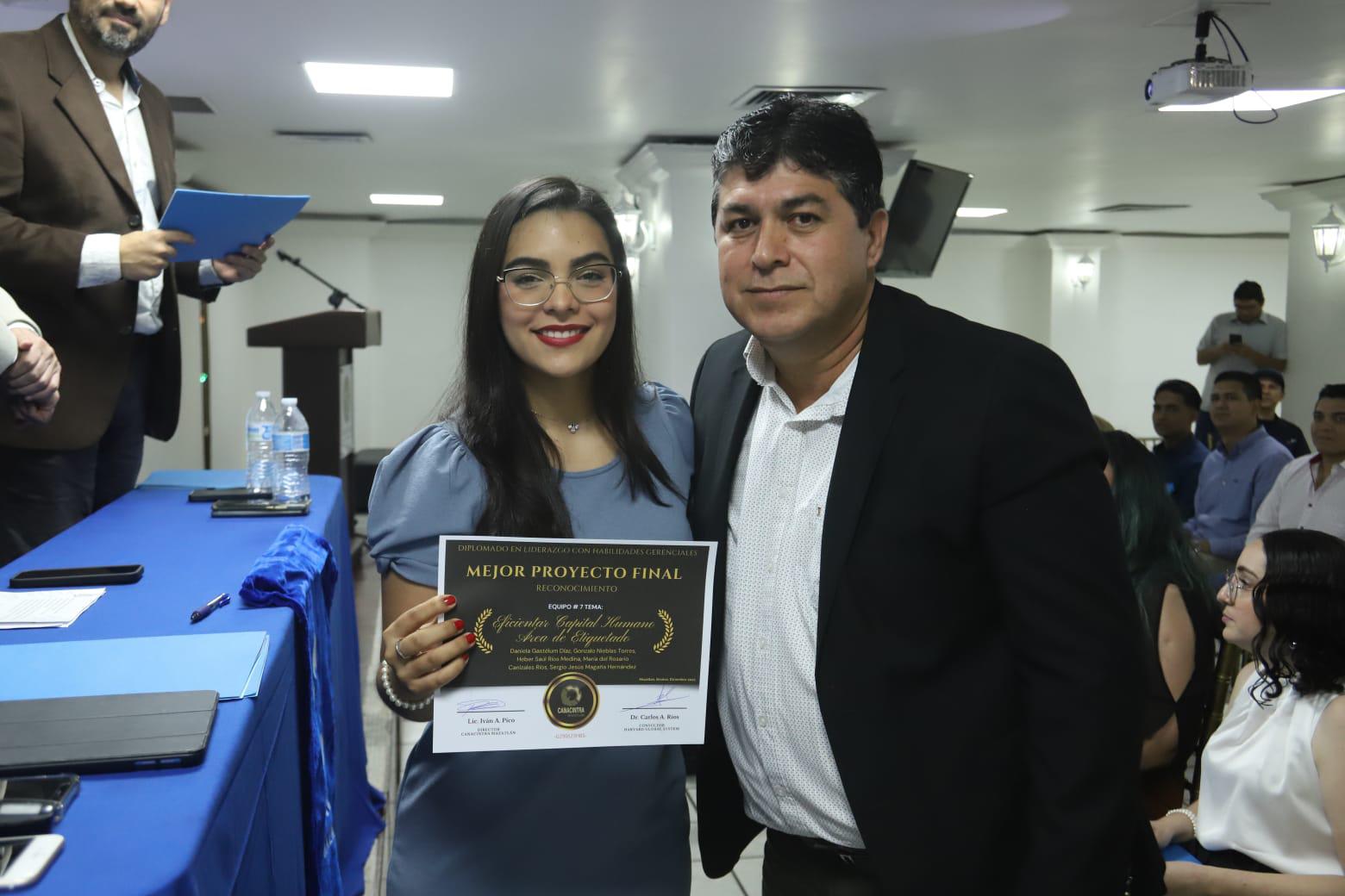 $!Daniela Gastélum y Gonzalo Niebla obtuvieron un reconocimiento por su proyecto final “Eficiente capital humano en el área de etiquetado”.