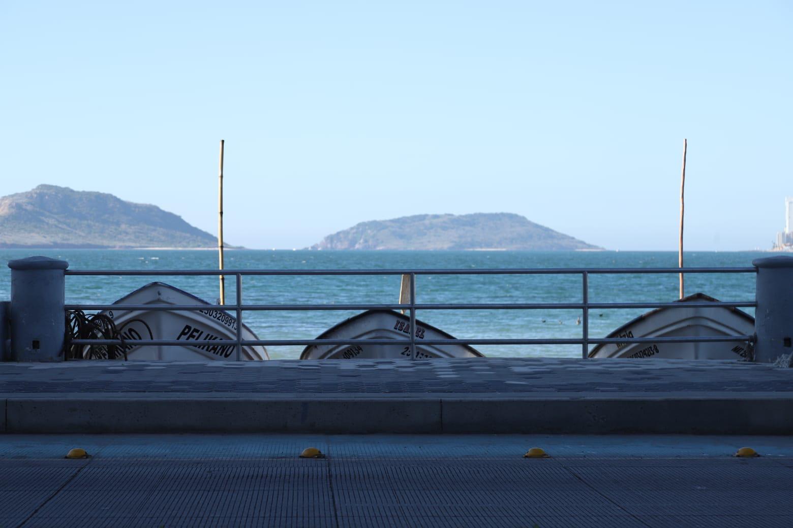 $!Se mantiene sucia Playa Norte en Mazatlán