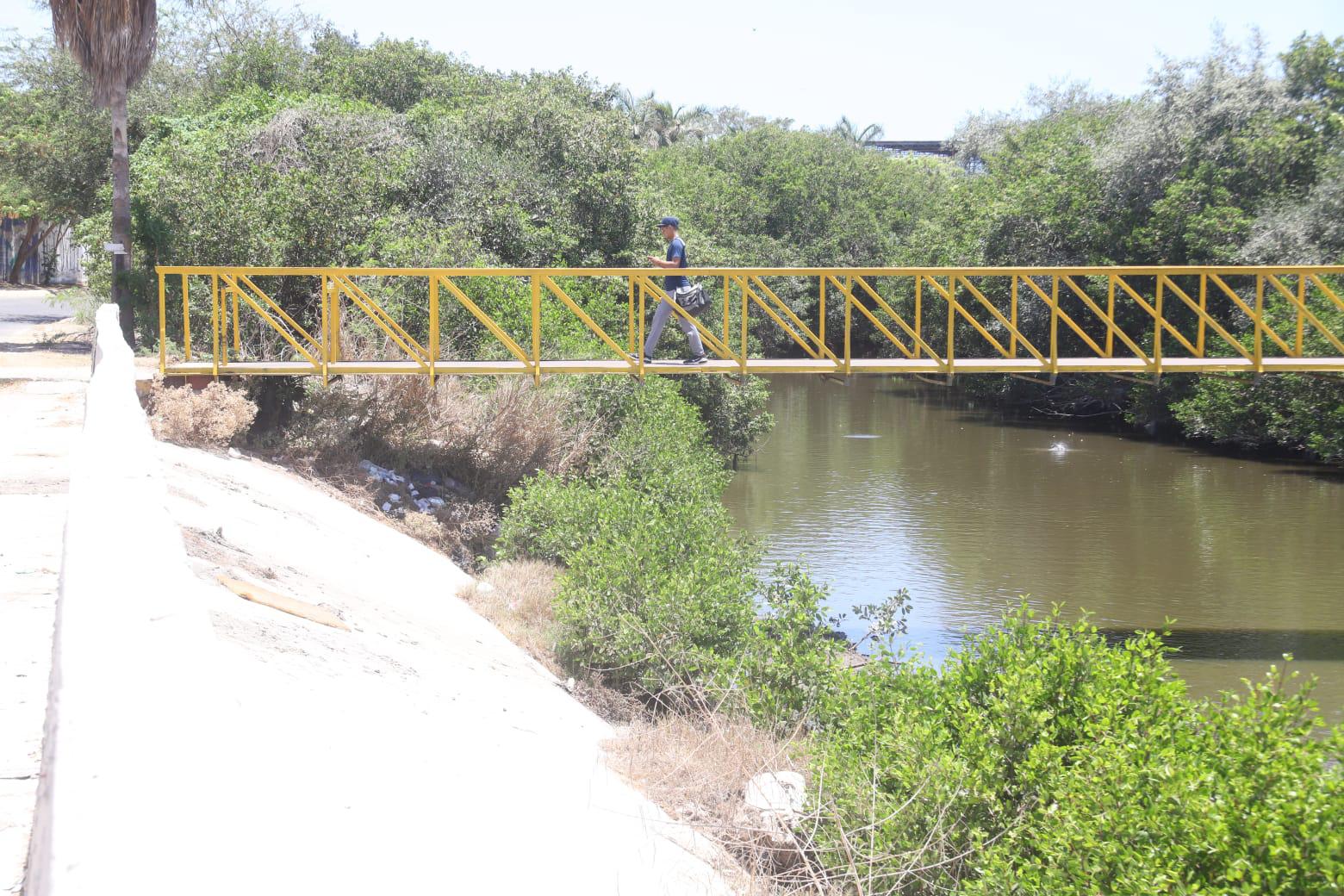 $!Canales pluviales de Mazatlán se han convertido en vertederos de desechos