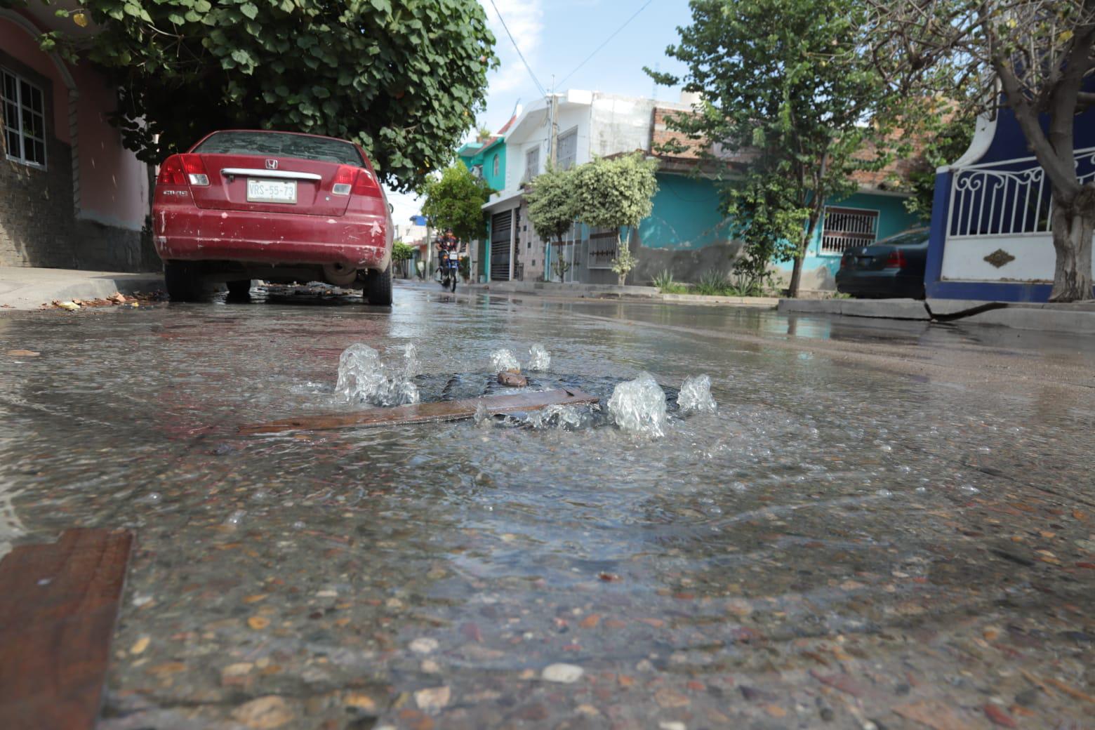 $!Vecinos de la 20 de Noviembre viven entre aguas negras desde hace tres días