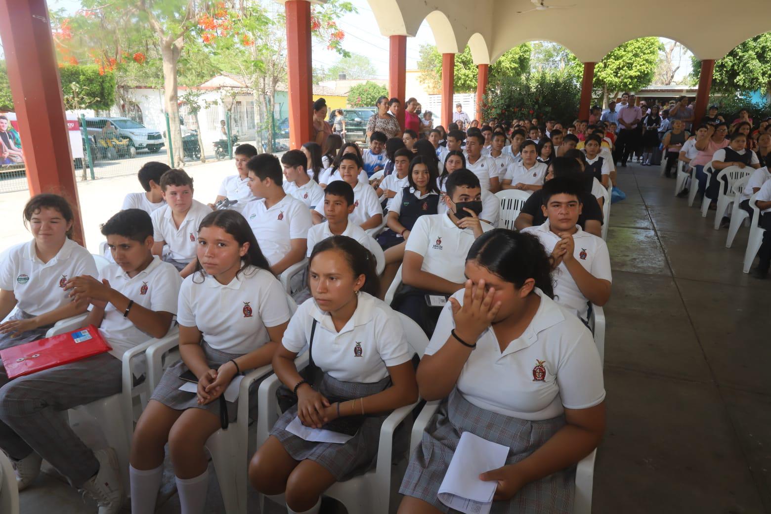 $!Beneficiarán a mil 700 alumnos con becas en Mazatlán