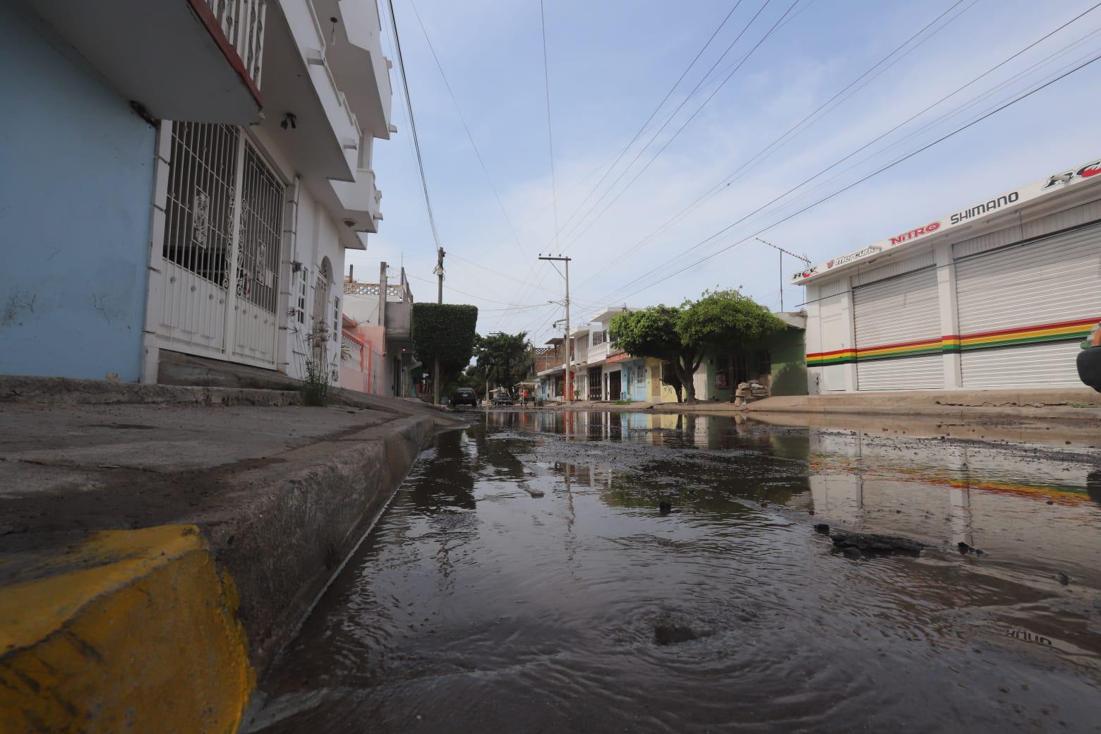 $!Aparecen fugas de agua en la recién remodelada avenida Insurgentes, en Mazatlán