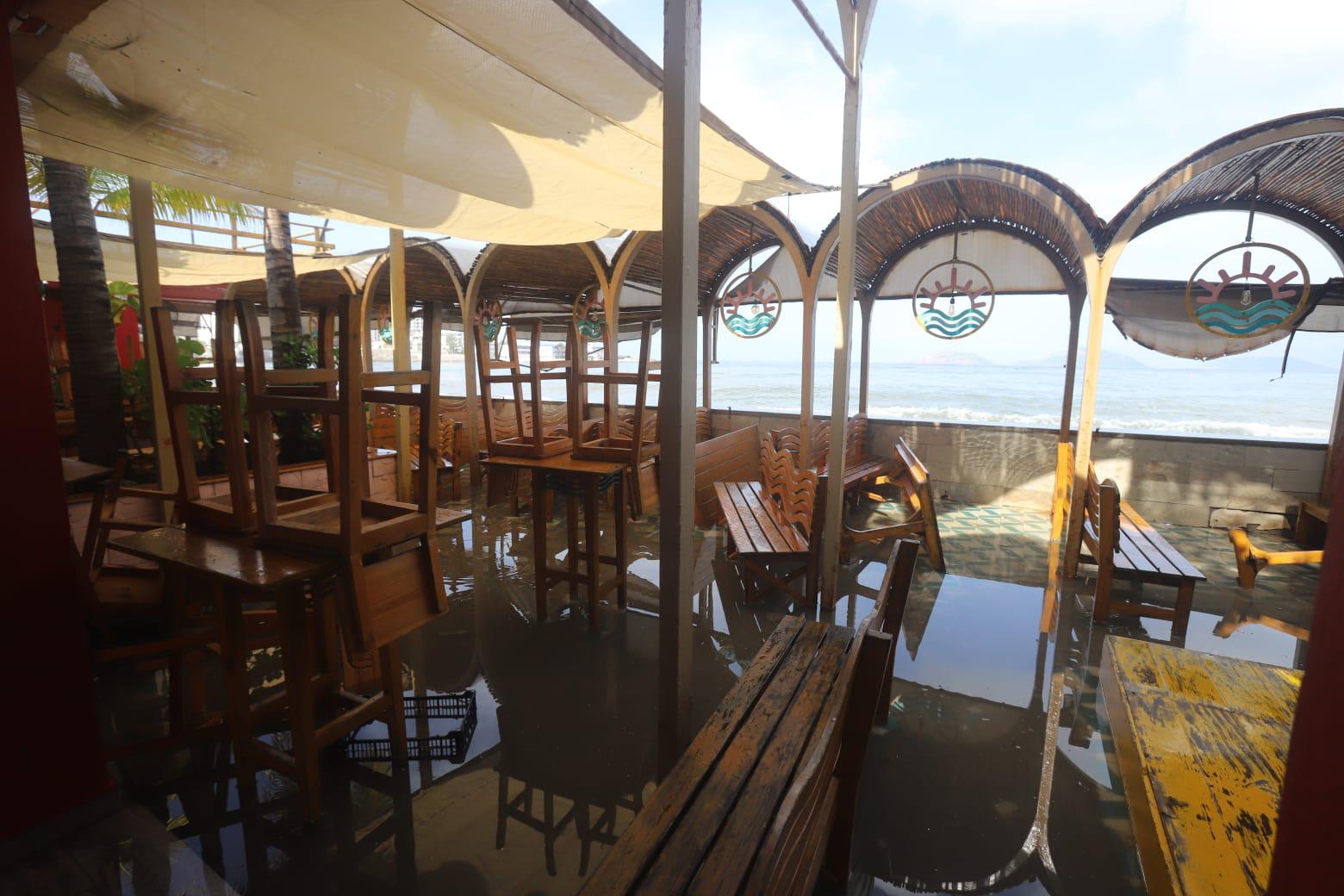 $!Registran playas de Mazatlán fuerte oleaje y obliga a resguardar pangas y mobiliario