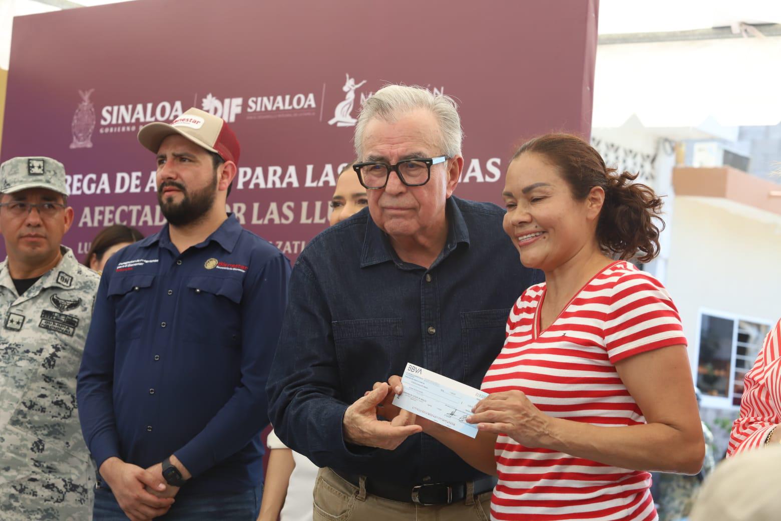 $!Reciben 179 familias mazatlecas afectadas por las lluvias apoyos económicos por parte del Gobierno Estatal