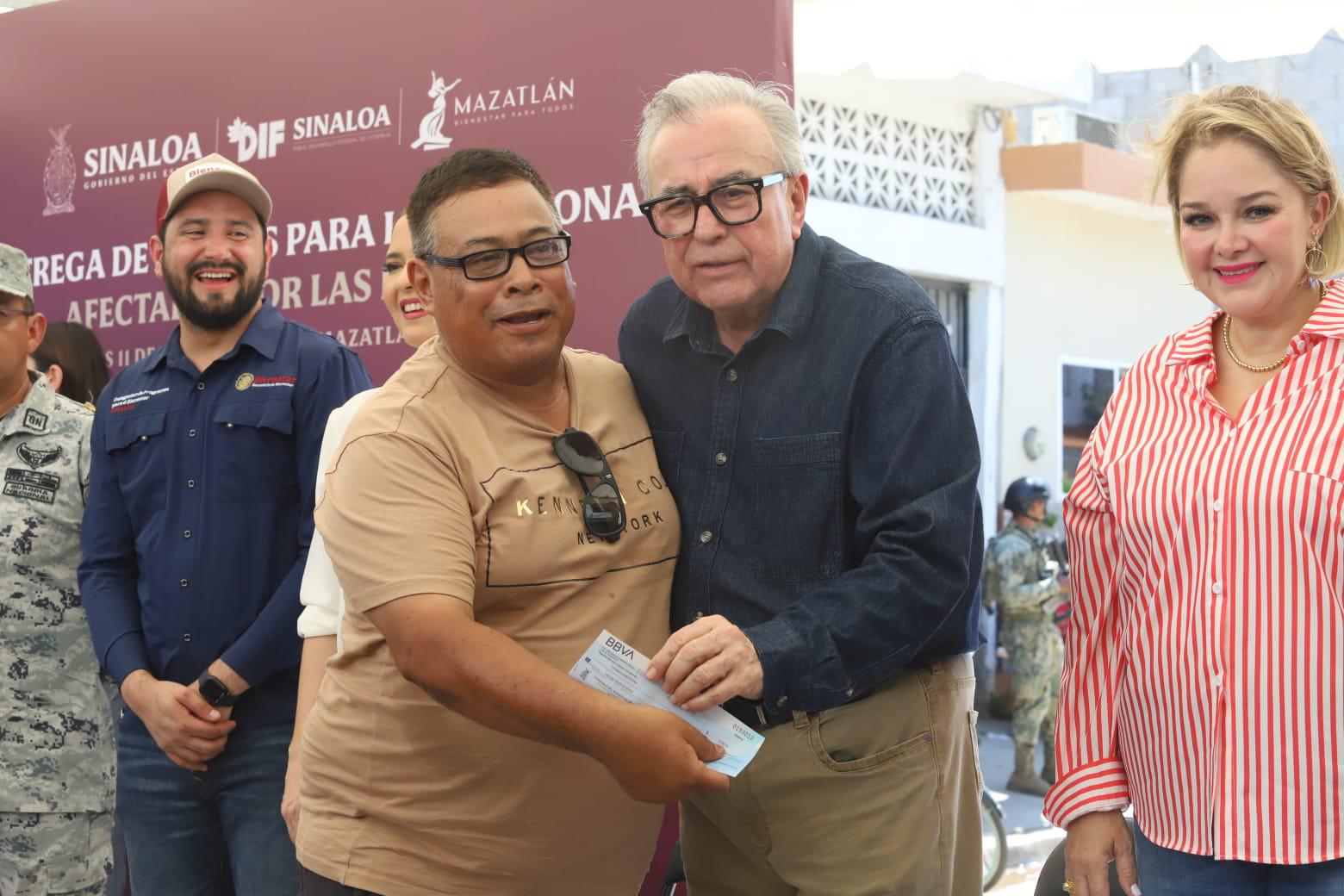 $!Reciben 179 familias mazatlecas afectadas por las lluvias apoyos económicos por parte del Gobierno Estatal