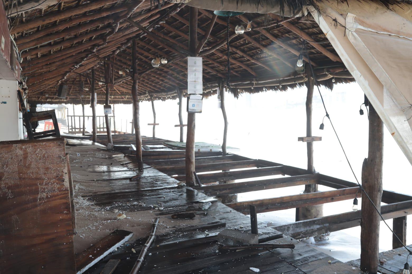 $!Marejadas ocasiona destrozos en palapas y mobiliario en playa de Mazatlán