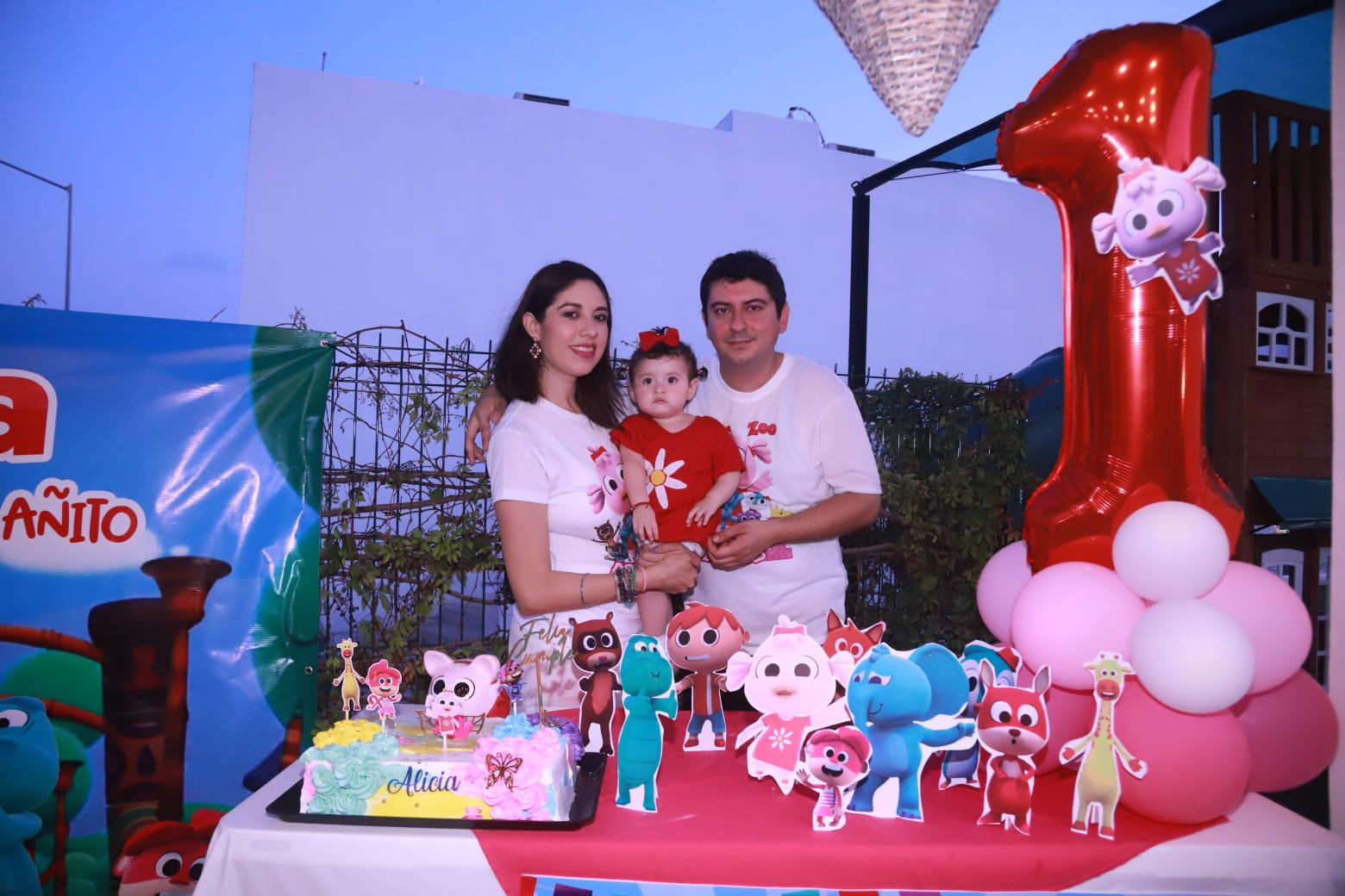 $!La pequeña cumpleañera entre sus padres Beatriz Alicia Morales Acuña y Dagoberto Arámburo de los Ríos.