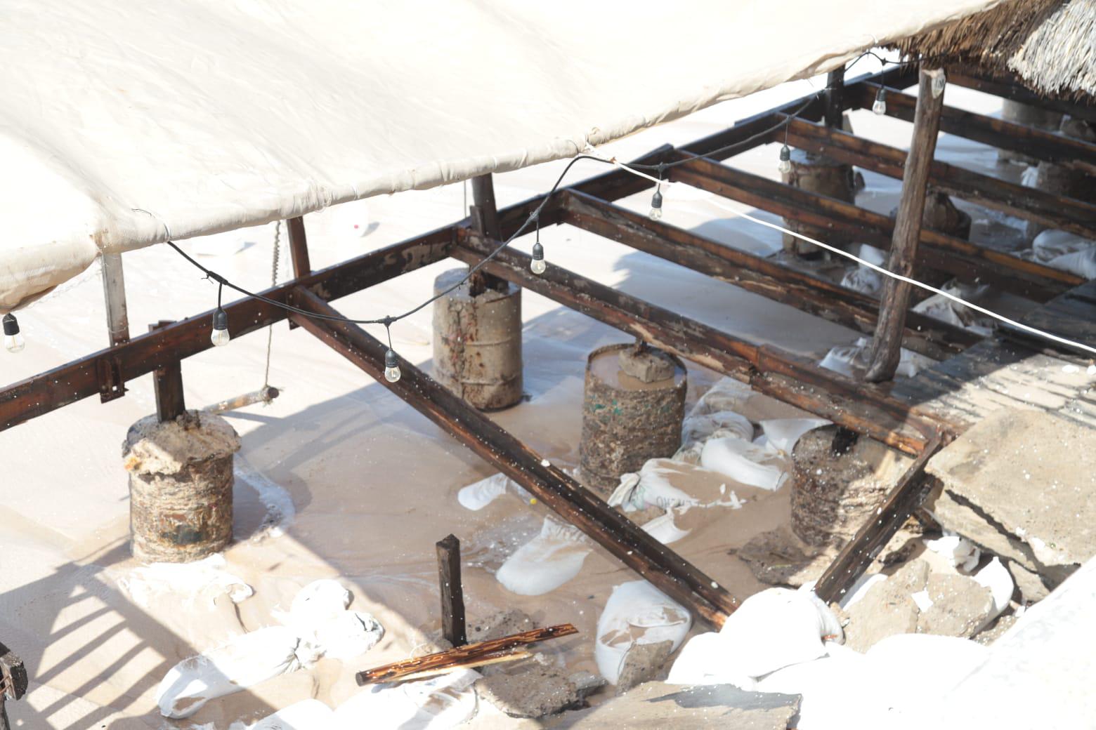 $!Marejadas ocasiona destrozos en palapas y mobiliario en playa de Mazatlán