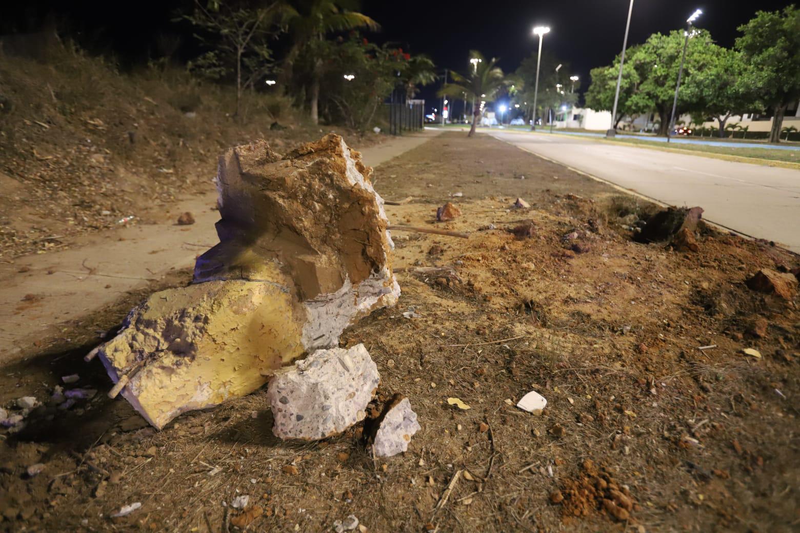 $!Volcadura de camioneta en la Sábalo Cerritos deja dos lesionadas en Mazatlán