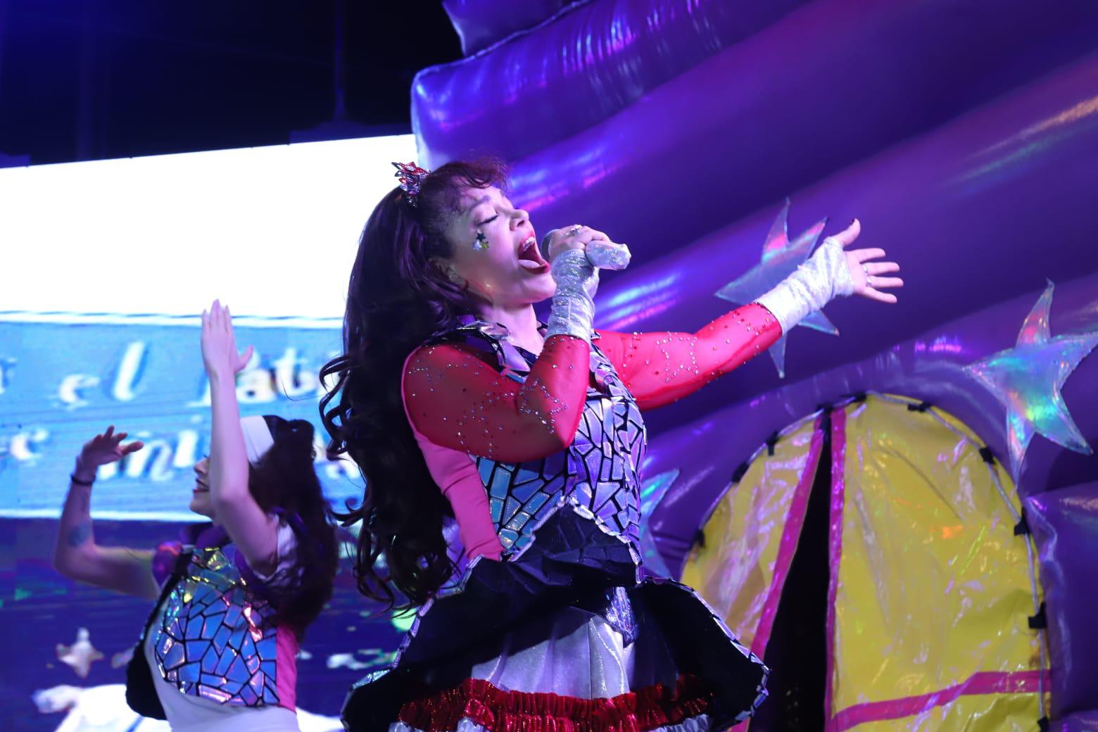 $!Deleita Tatiana a niños y adultos con su concierto navideño en Mazatlán