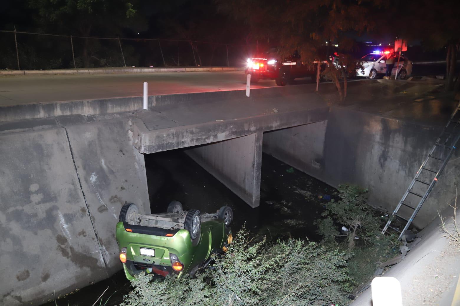 $!Adulto mayor cae en su auto a canal pluvial de la avenida Santa Rosa, en Mazatlán