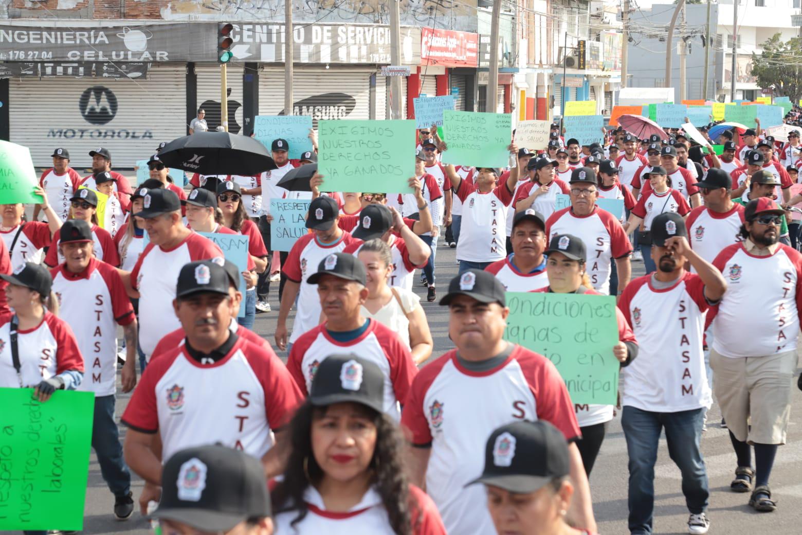 $!Realizan sindicalizados del Ayuntamiento marcha por el Día del Trabajo; exigen atención a la salud y medicamentos