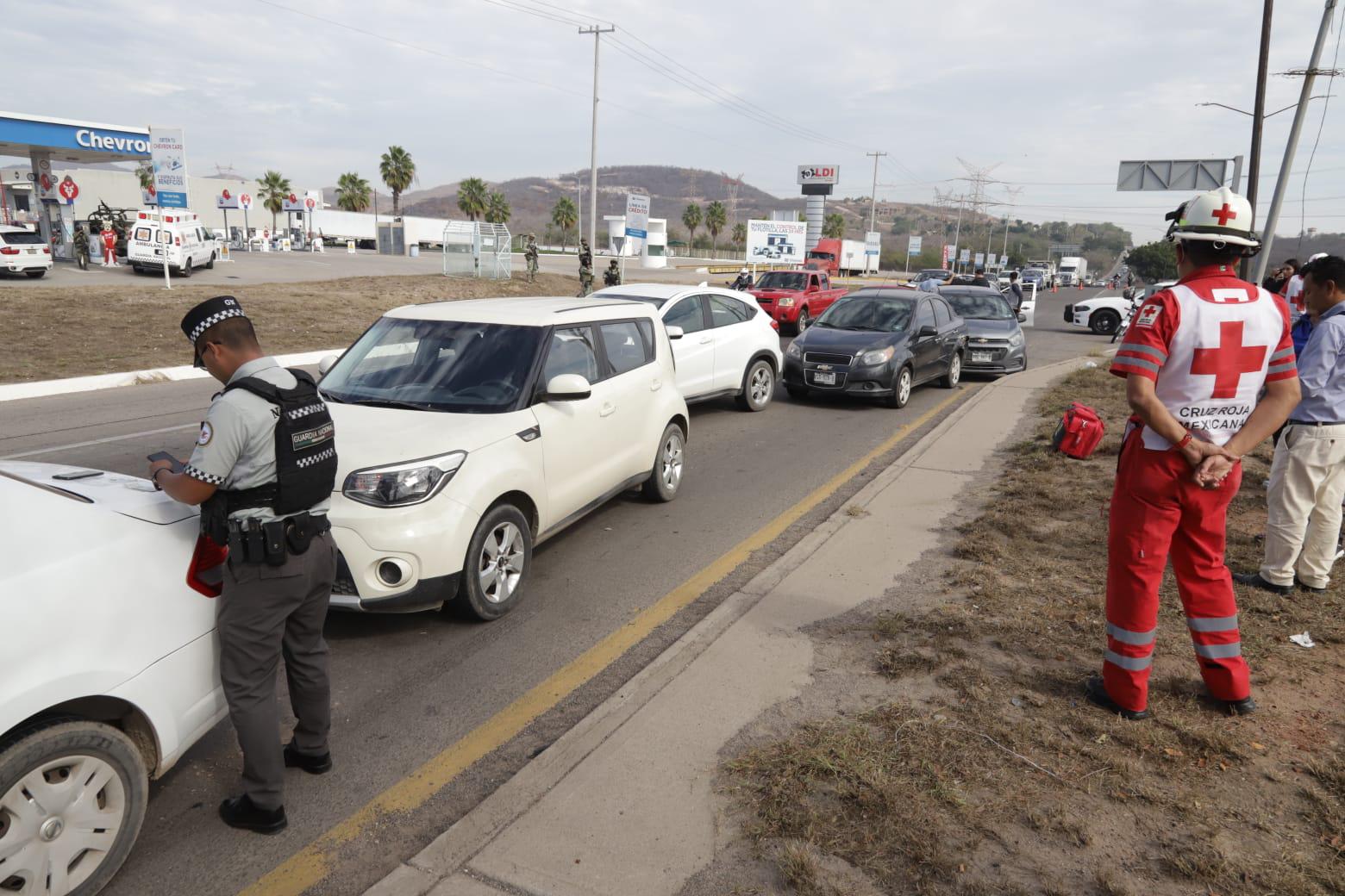 $!Se registra carambola de siete vehículos en la carretera Internacional, al sur de Mazatlán