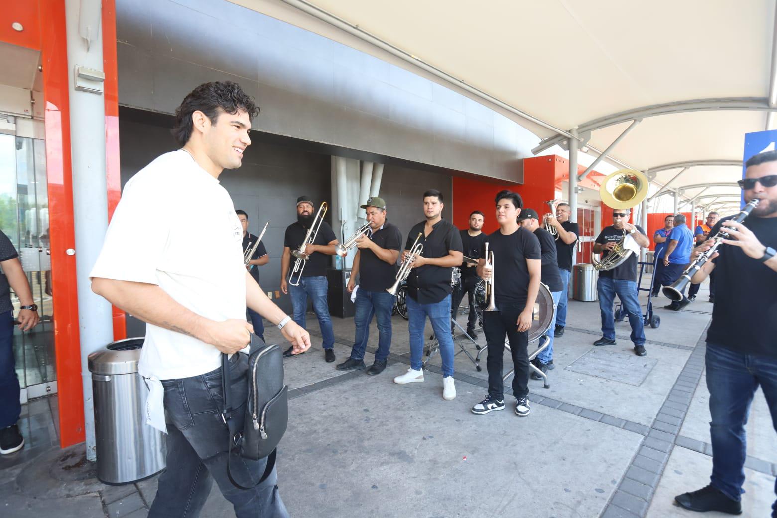 $!Con música de banda y muestras de cariño reciben al ‘Zurdo’ Ramírez en Mazatlán