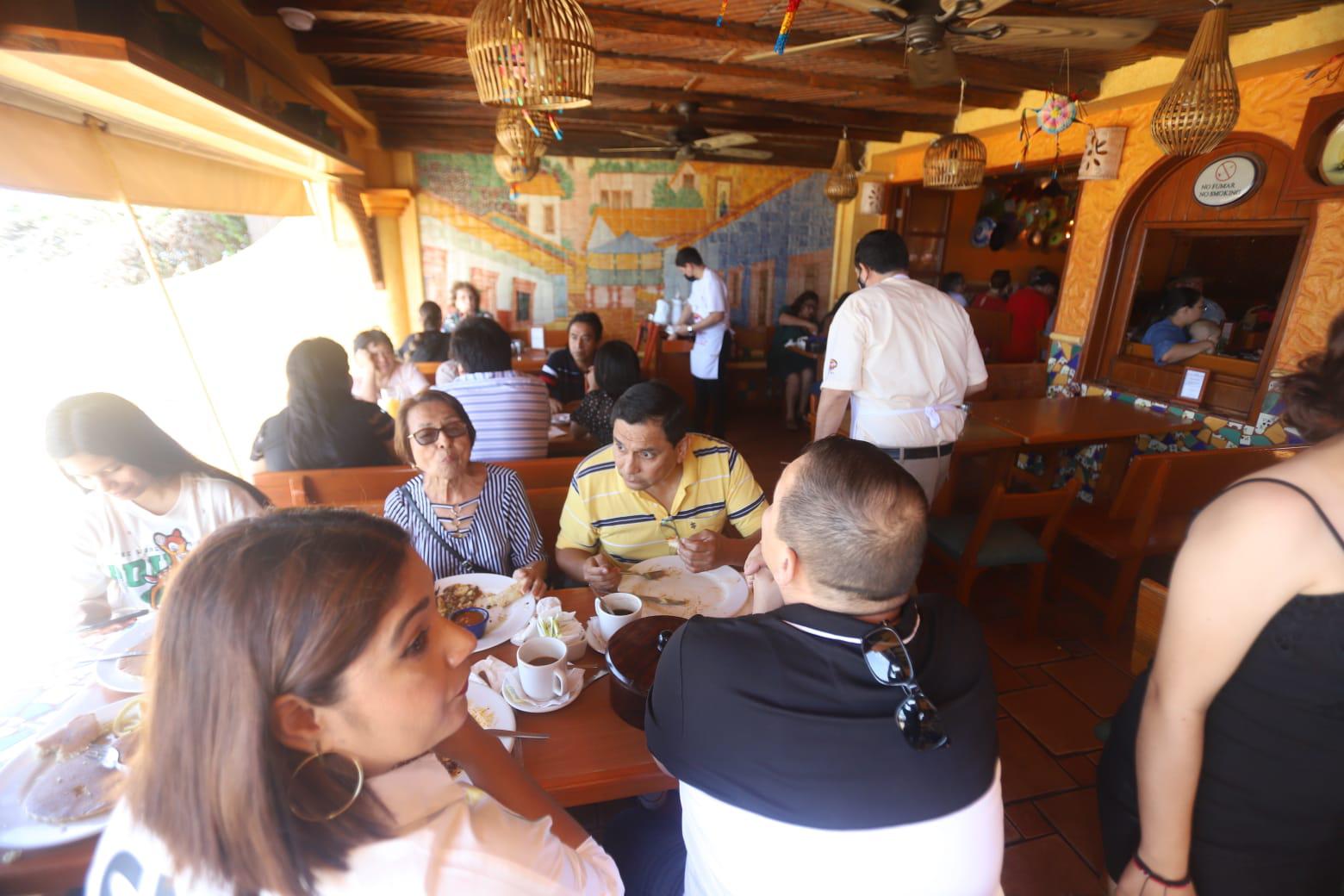 $!Hijas e hijos festejan a sus mamás en restaurantes de Mazatlán