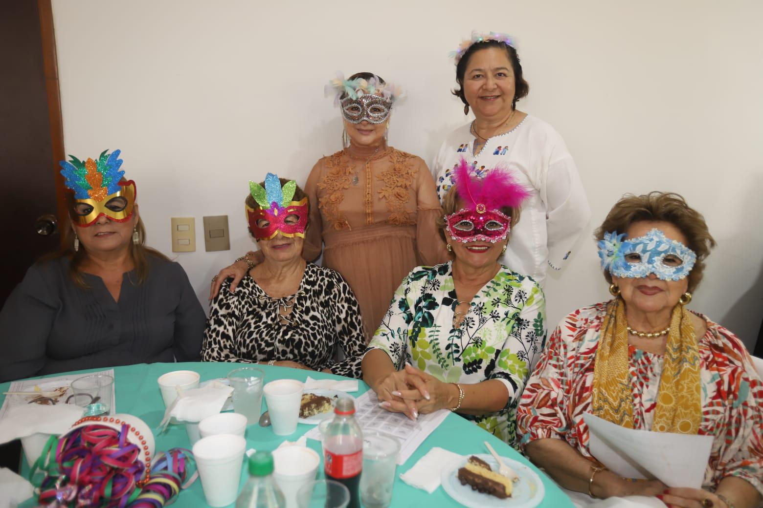 $!Irma Lorena Jáuregui y Lupita de Kelly. Sentadas, Roxana Mojica, Cuquita Rodríguez, Lulu Ibarra y Magdalena de Ramirez.
