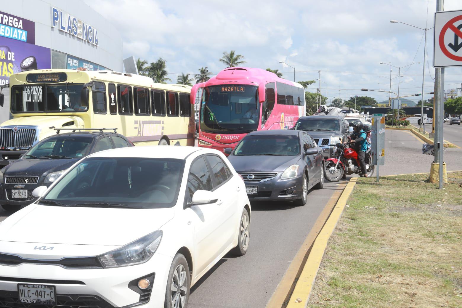 $!Protesta de la UAS en Mazatlán genera caos vial en la Ejército Mexicano