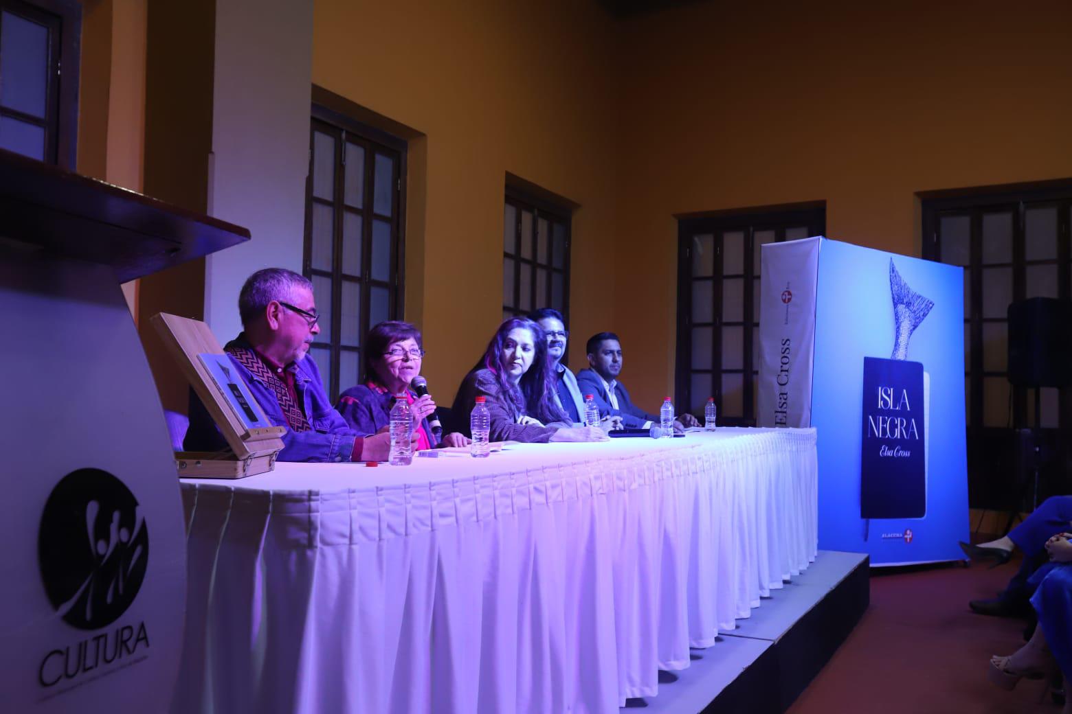 $!La escritora Elsa Cross estuvo acompañada por Braulio Peralta. Eve Gil, José Rodríguez e Iván Tostado Ramírez.