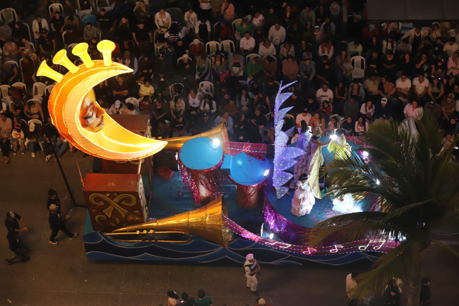 $!Más de 500 mil personas llenan el malecón en el primer desfile del Carnaval de Mazatlán 2026