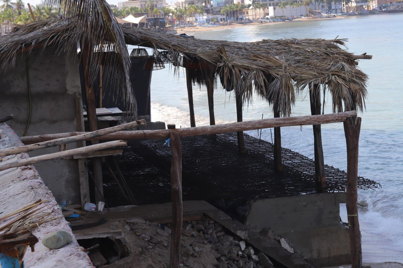 $!Apresuran reapertura de palapas a la orilla de la playa en Mazatlán