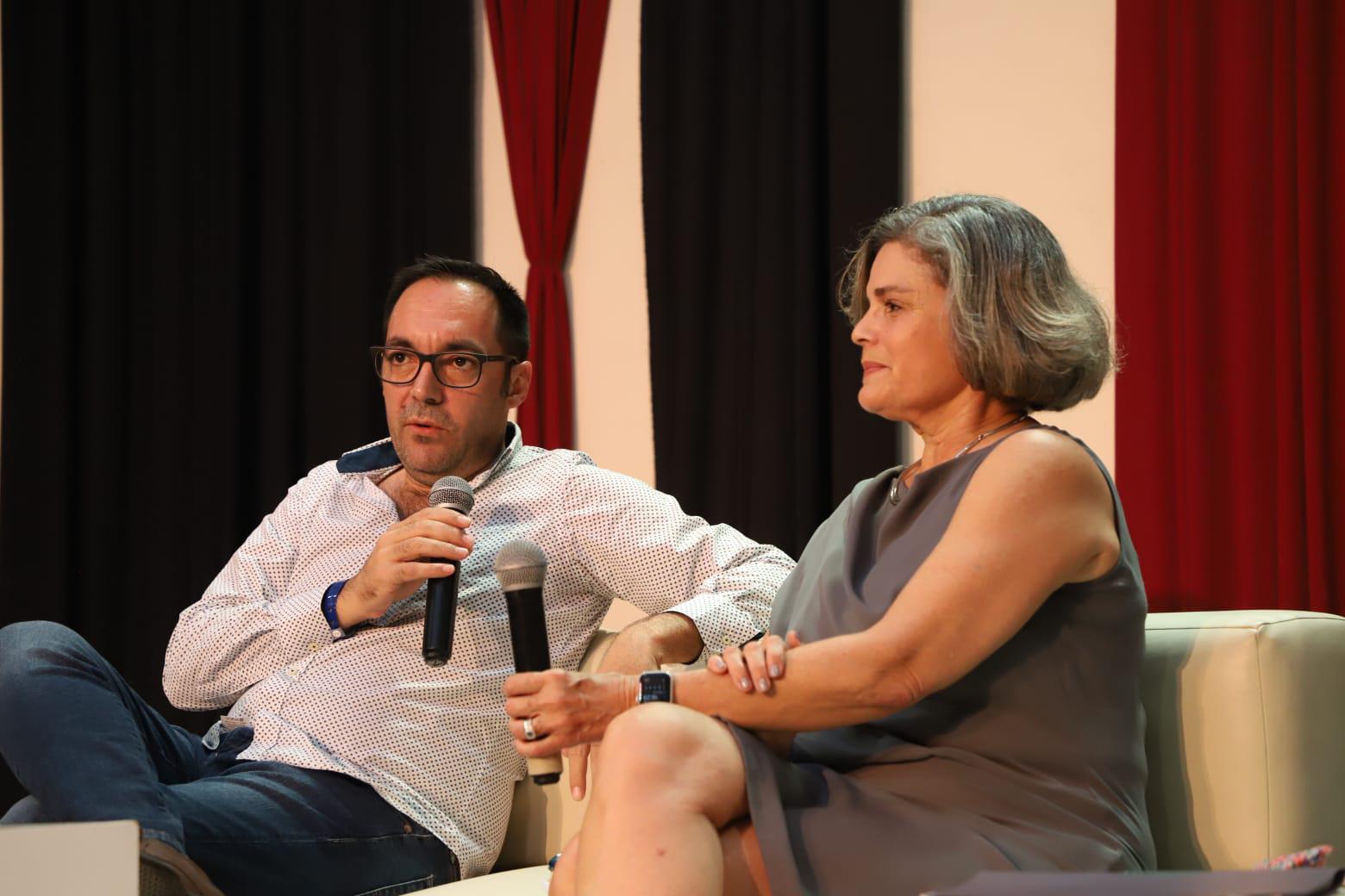 $!Los poetas compartieron con los asistentes consejos y secretos sobre los estilos de la poesía.