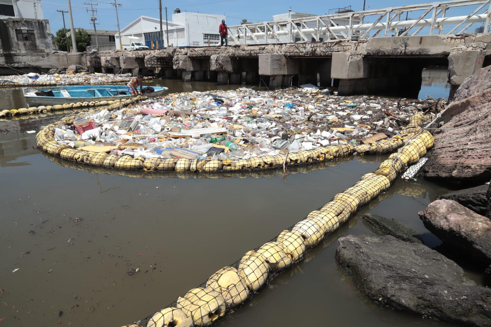 $!Lluvias de sábado por la noche dejan más basura en las biobardas de Mazatlán