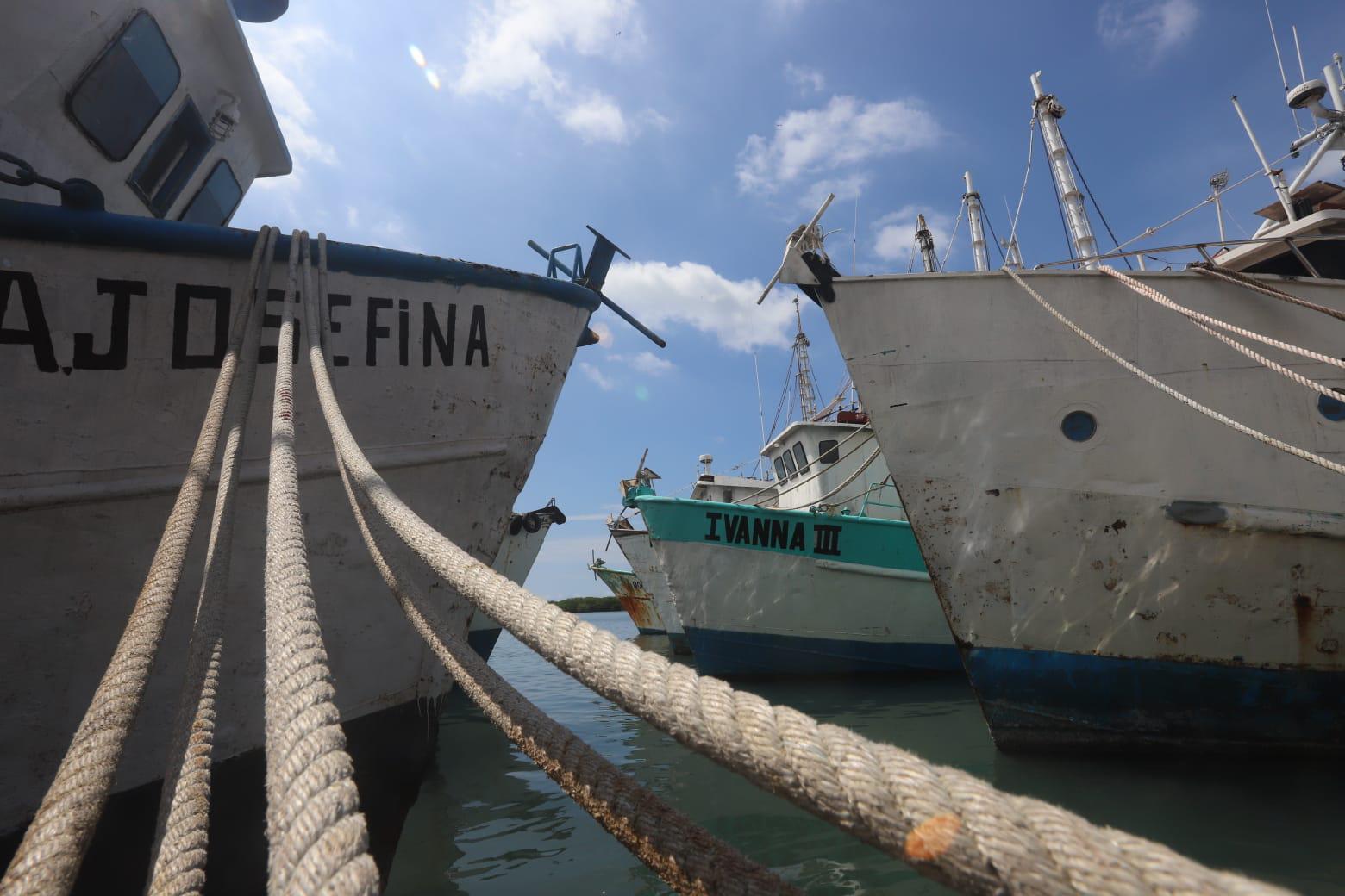 $!Reparan a marchas forzadas flota camaronera de Mazatlán