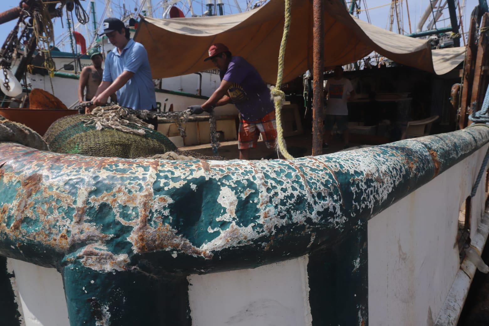 $!Reparan a marchas forzadas flota camaronera de Mazatlán