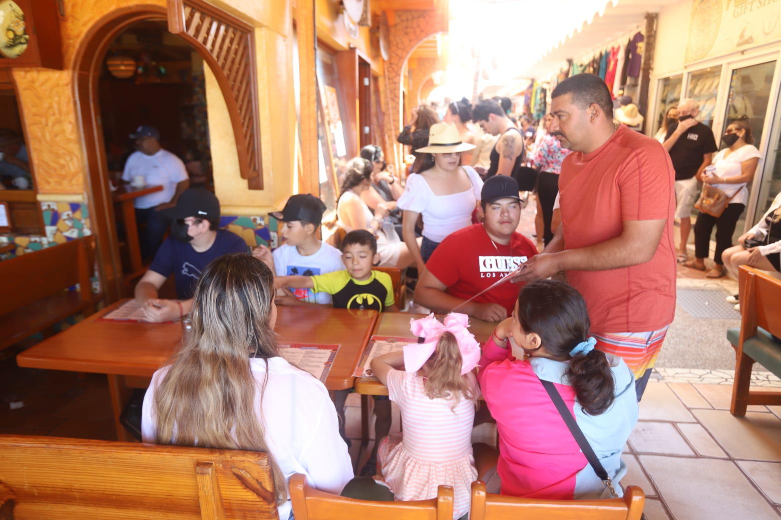 $!Hijas e hijos festejan a sus mamás en restaurantes de Mazatlán
