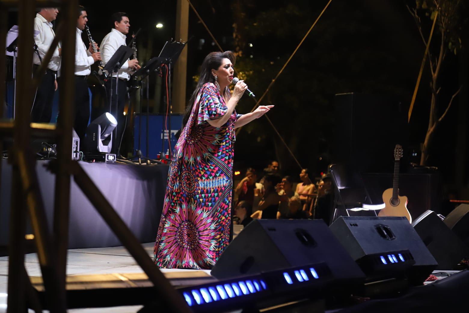 $!Regina Orozco puso a cantar a los mazatlecos y turistas con “Mi gusto es”, uno de los momentos más celebrados de la noche.