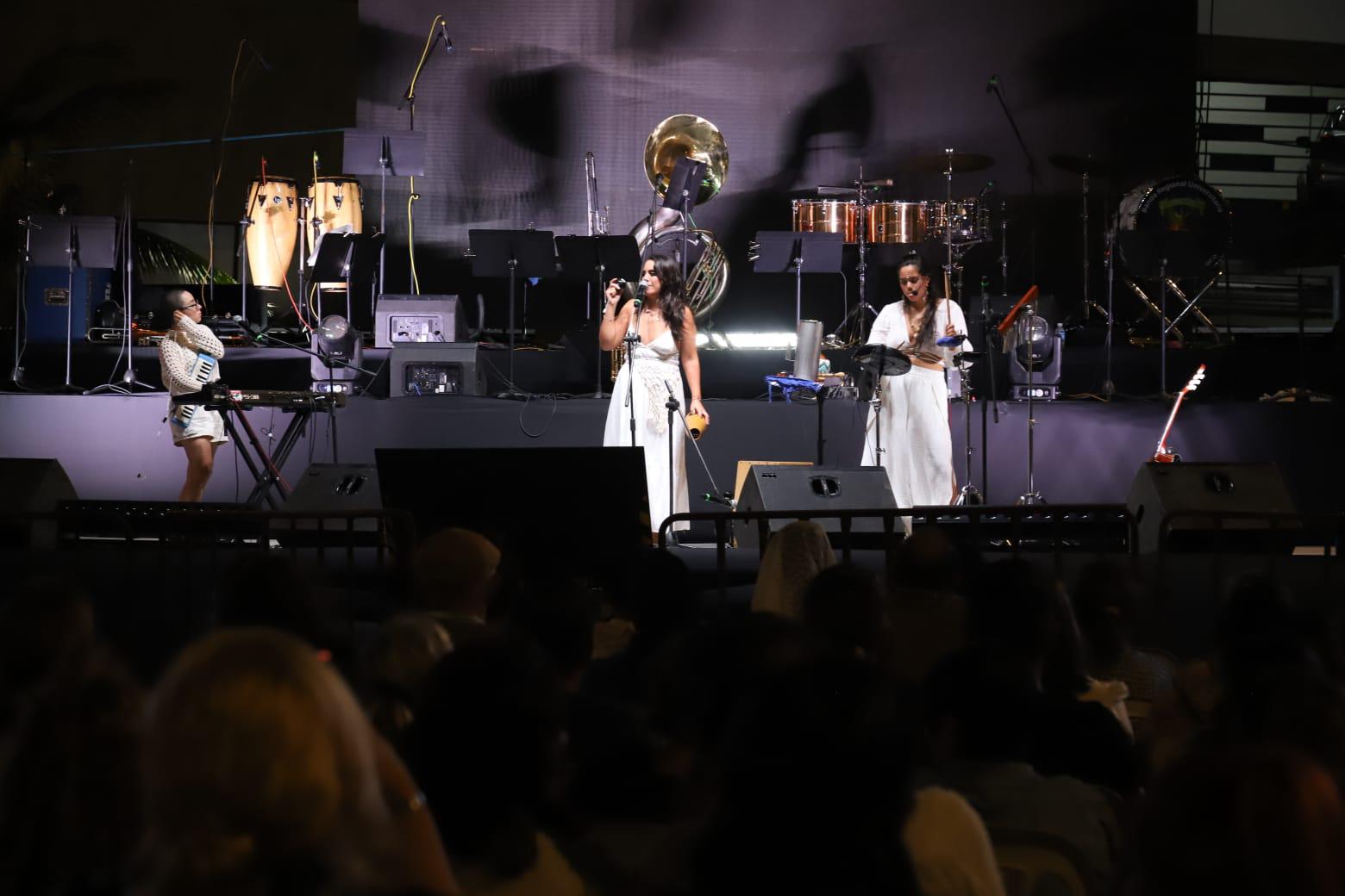 $!El grupo mazatleco Keletias abrió la velada con un enérgico repertorio, preparando el ambiente para la presentación de “Flores de Amapa”.