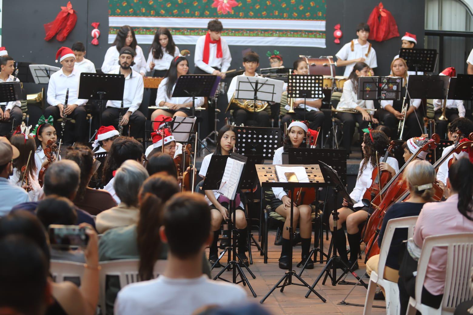 $!Los pequeños músicos interpretaron un programa que integró obras clásicas y villancicos tradicionales.
