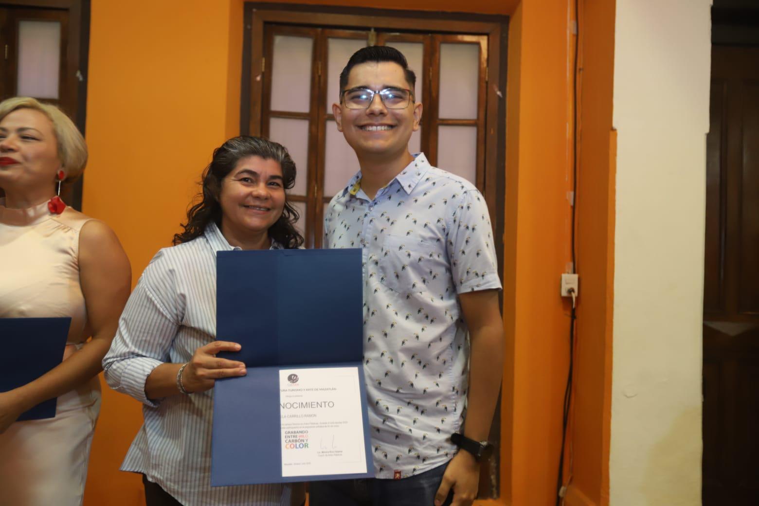 $!La maestra Cecilia García Morales entrega su diploma a Ramón Vitela Carrillo.