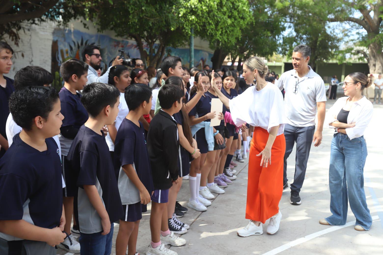 $!Rehabilitan espacios y pintan murales mundialistas en Centro de Usos Múltiples de la Colonia Salvador Allende
