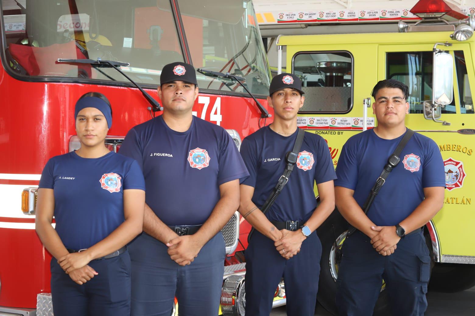 $!Arlette, Juan Antonio, Fernando y Brayan comparten historias de valor y entrega como bomberos de Mazatlán