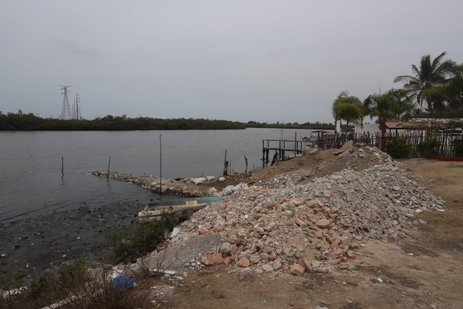 $!Relleno amenaza manglar del estero de la Rafael Buelna, en Mazatlán