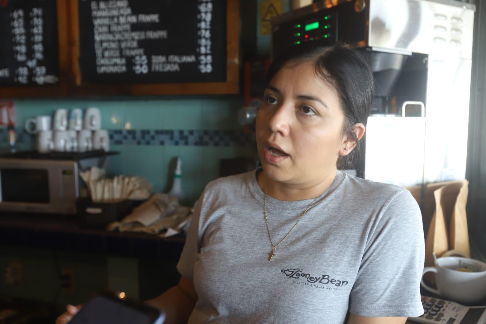 $!Katia Sánchez, encargada de una cafetería, mencionó que se vieron afectadas con los apagones porque había muchos clientes en el lugar.