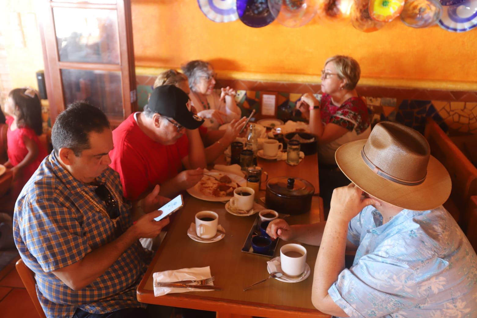 $!Hijas e hijos festejan a sus mamás en restaurantes de Mazatlán