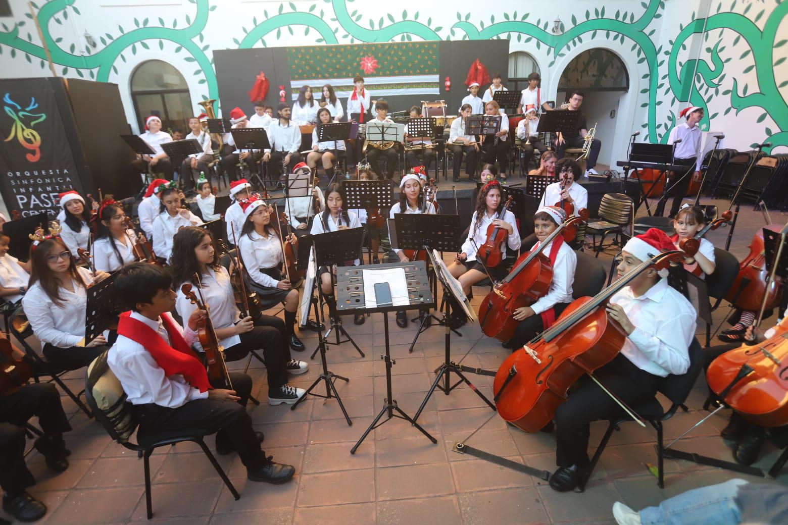 $!Niñas y niños de la Orquesta Sinfónica Infantil Paseo del Centenario y el Coro Infantil Voces del Mar durante su presentación navideña.