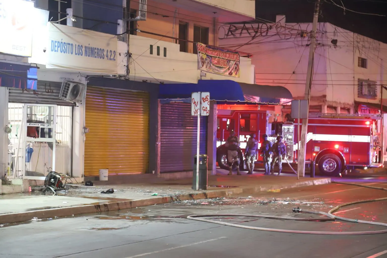 $!Lanzan explosivo contra expendio de cerveza de la Avenida Gutiérrez Nájera, cerca del Malecón de Mazatlán