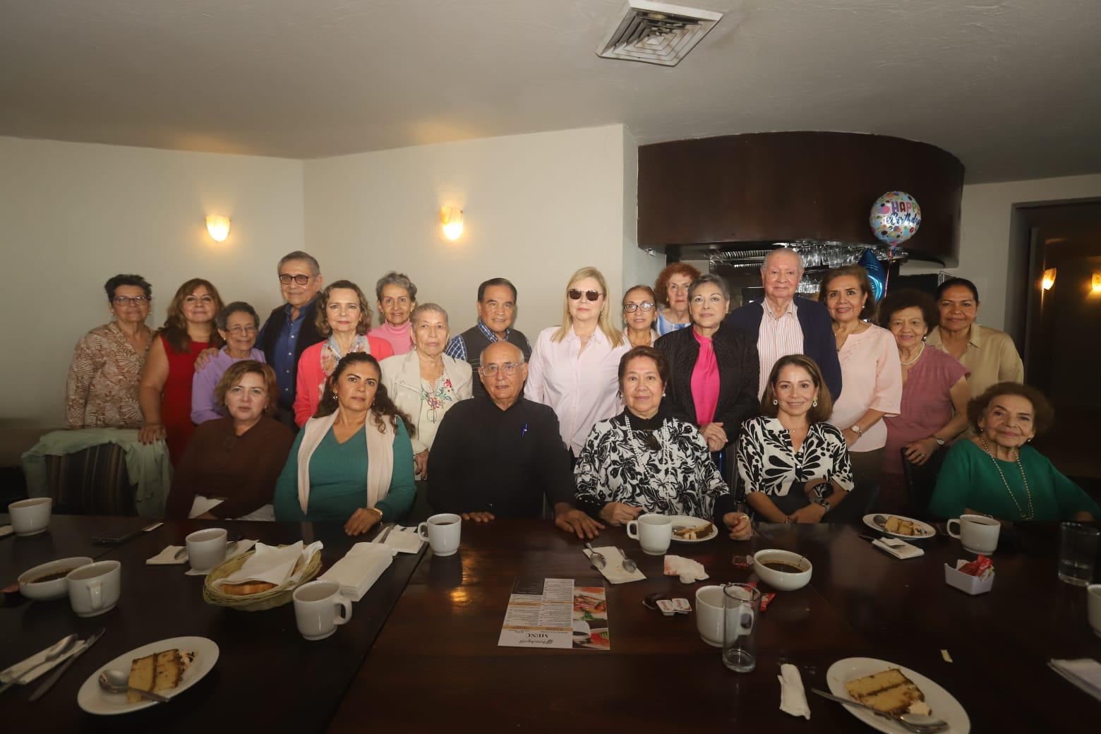 $!El Padre Amador Campos Serrano celebró su cumpleaños rodeado del cariño de sus amigos.