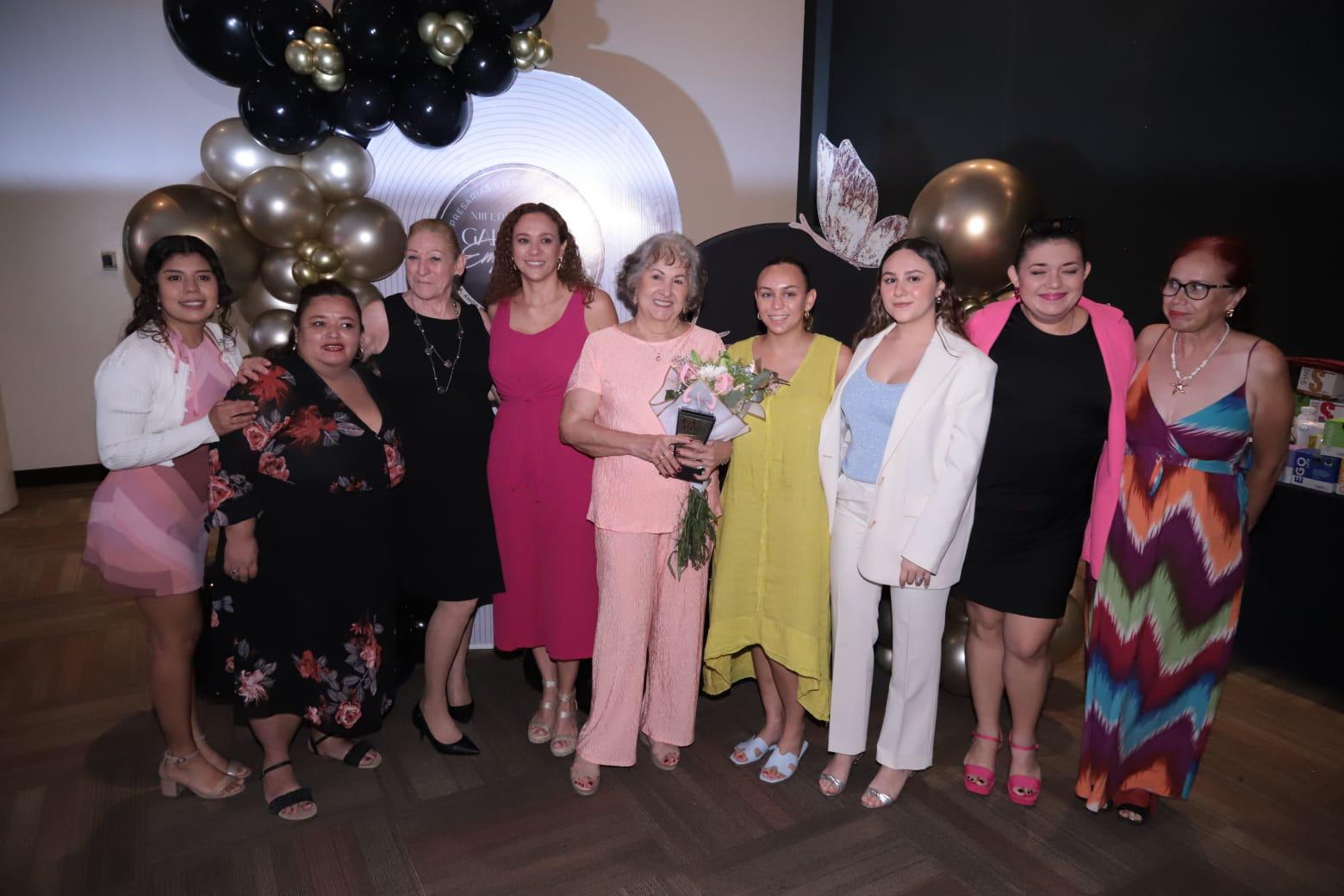 $!Melly Peraza entre algunas de sus alumnas del Taller Literario ‘La Nave de los sueños’.