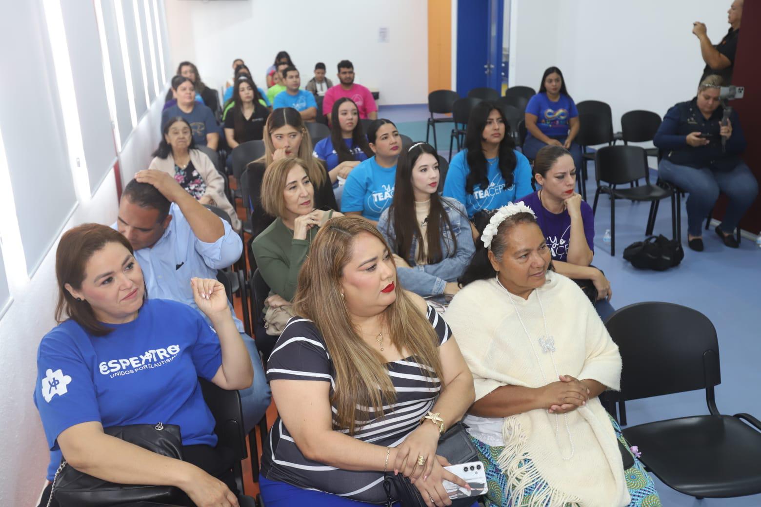 $!Los asistentes estuvieron muy atentos a las ponencias.