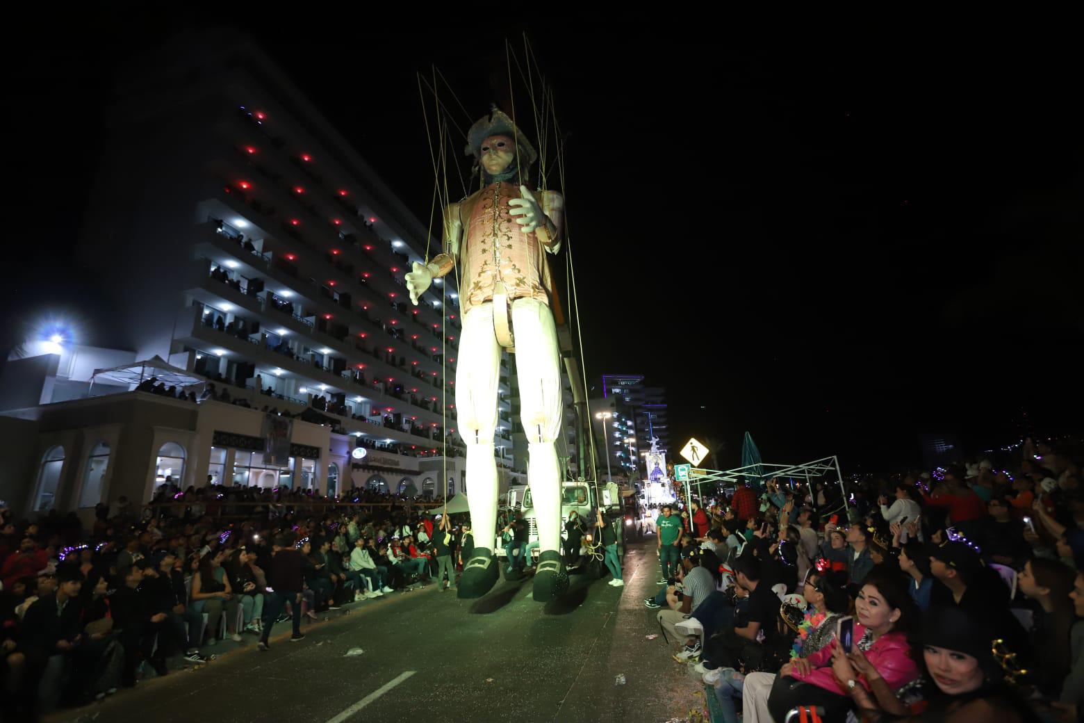 $!Atrae a miles el desfile del Carnaval de Mazatlán; Los Papaquis abren paso a la carroza real